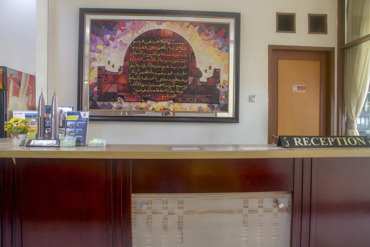 Hotel Oyo 3894 Karunia Muslim Syariah Yakarta Exterior foto